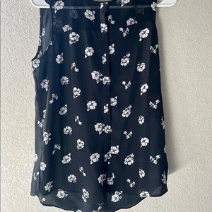 T Tahari button up top